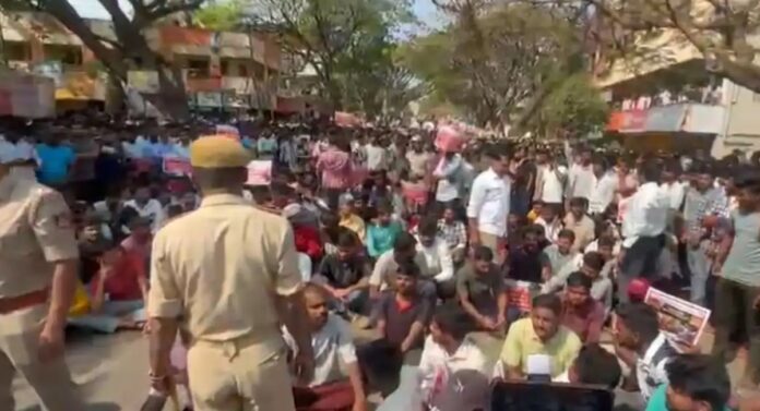 ಧಾರವಾಡ ವಿದ್ಯಾರ್ಥಿಗಳ ಪ್ರತಿಭಟನೆ