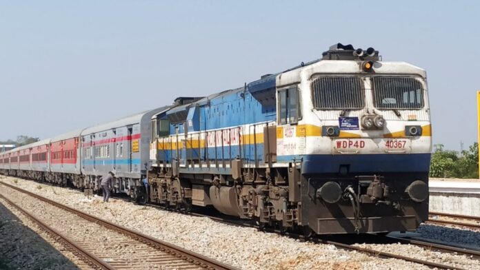 ಗೋಲಗುಂಬಜ್ ಎಕ್ಸಪ್ರೆಸ್ ರೈಲು
