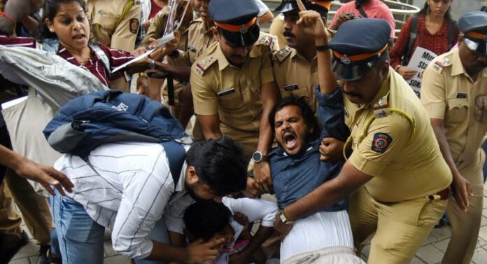 ವಿದ್ಯಾರ್ಥಿಗಳ ಮೇಲೆ ಲಾಠಿ ಚಾರ್ಜ್